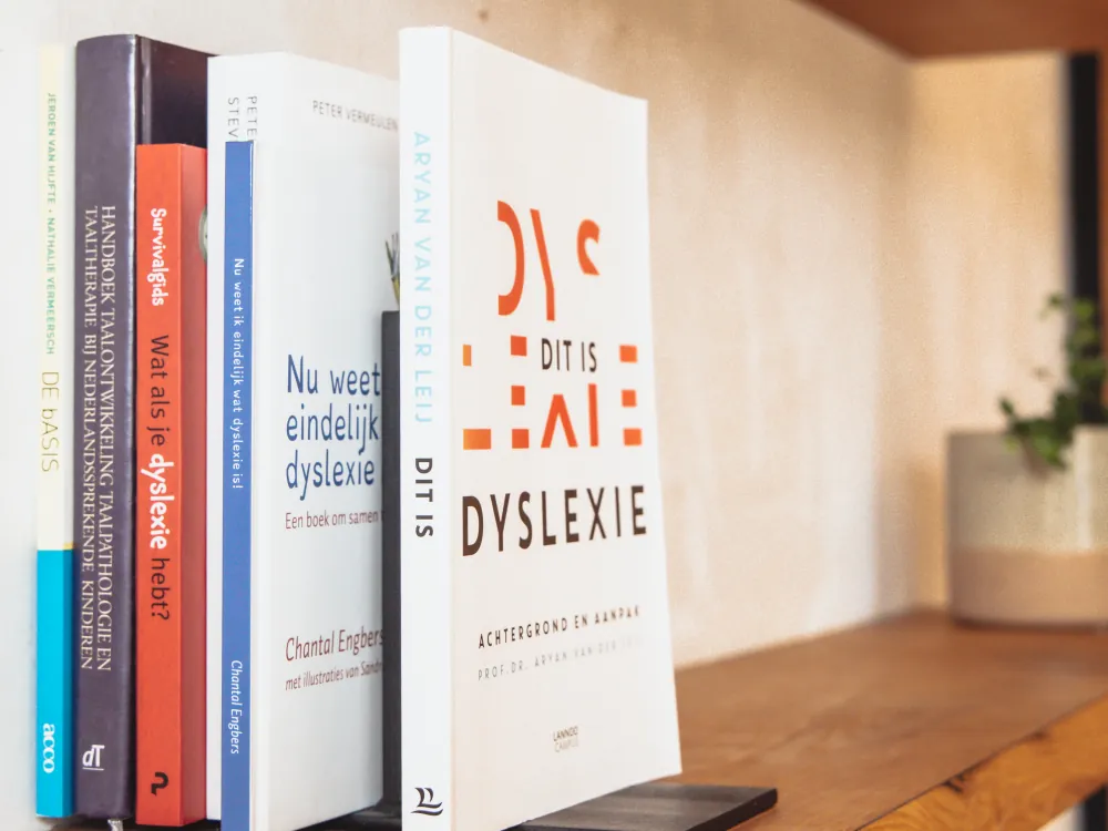 Boeken over dyslexie op de boekenplank in de praktijk