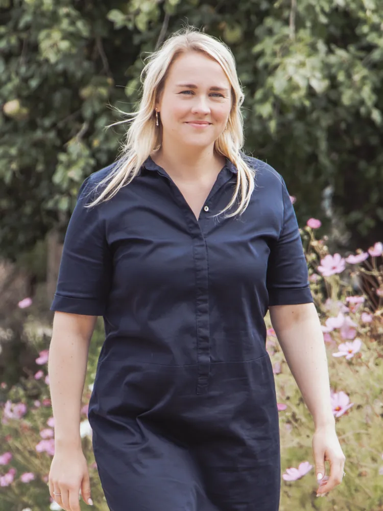 Astrid D'hoore wandelend in de tuin bij de praktijk