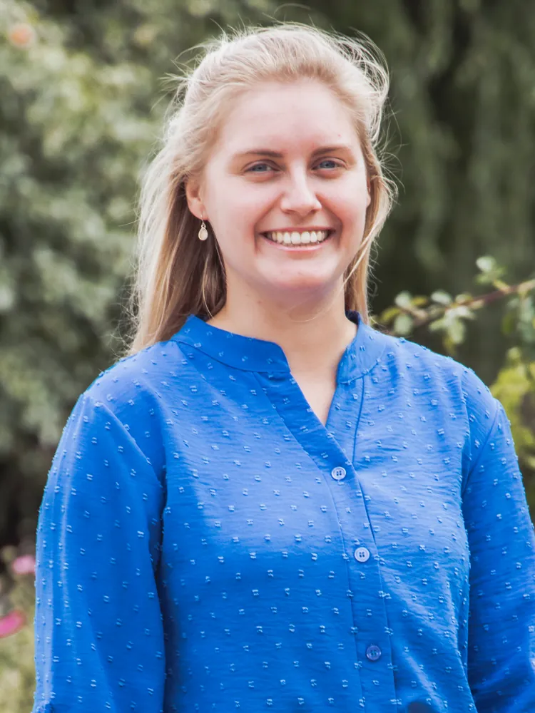 Chloé De Pape wandelend in de tuin bij de praktijk