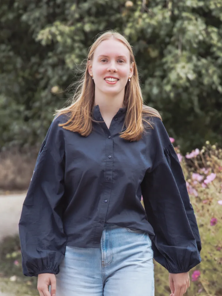 Franne Heyrick wandelend in de tuin bij de praktijk