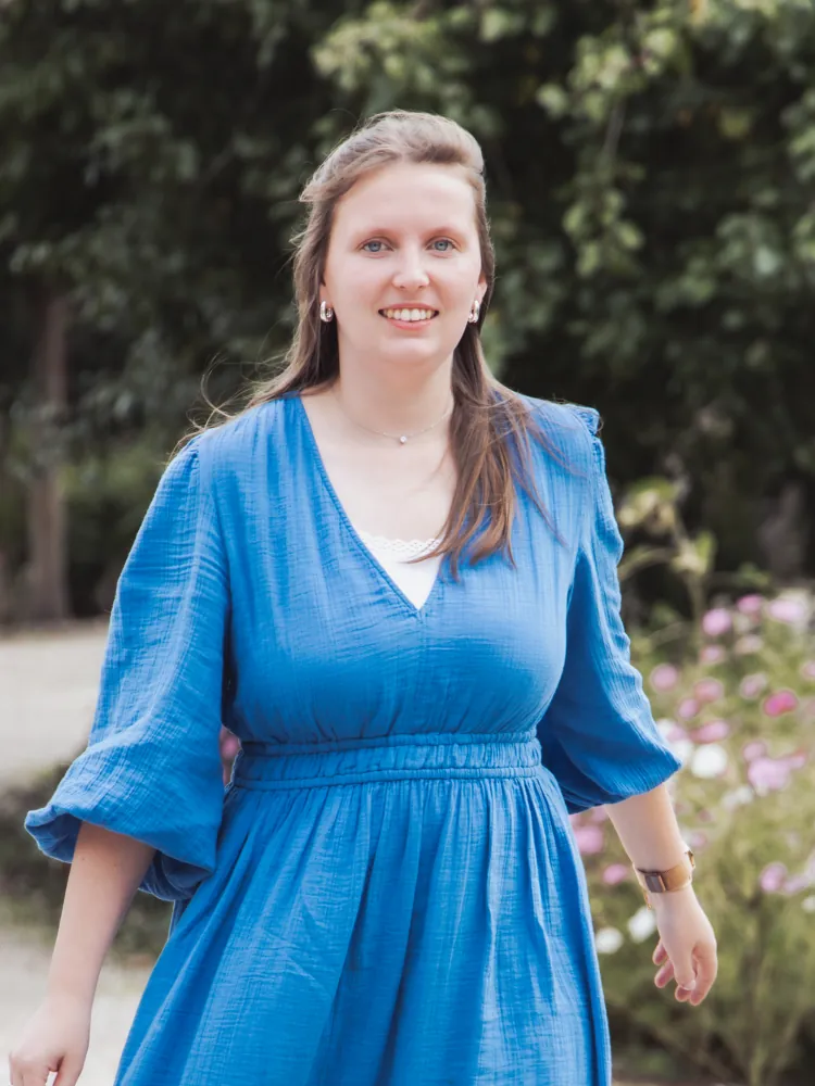 Julie Vanthournout wandelend in de tuin bij de praktijk