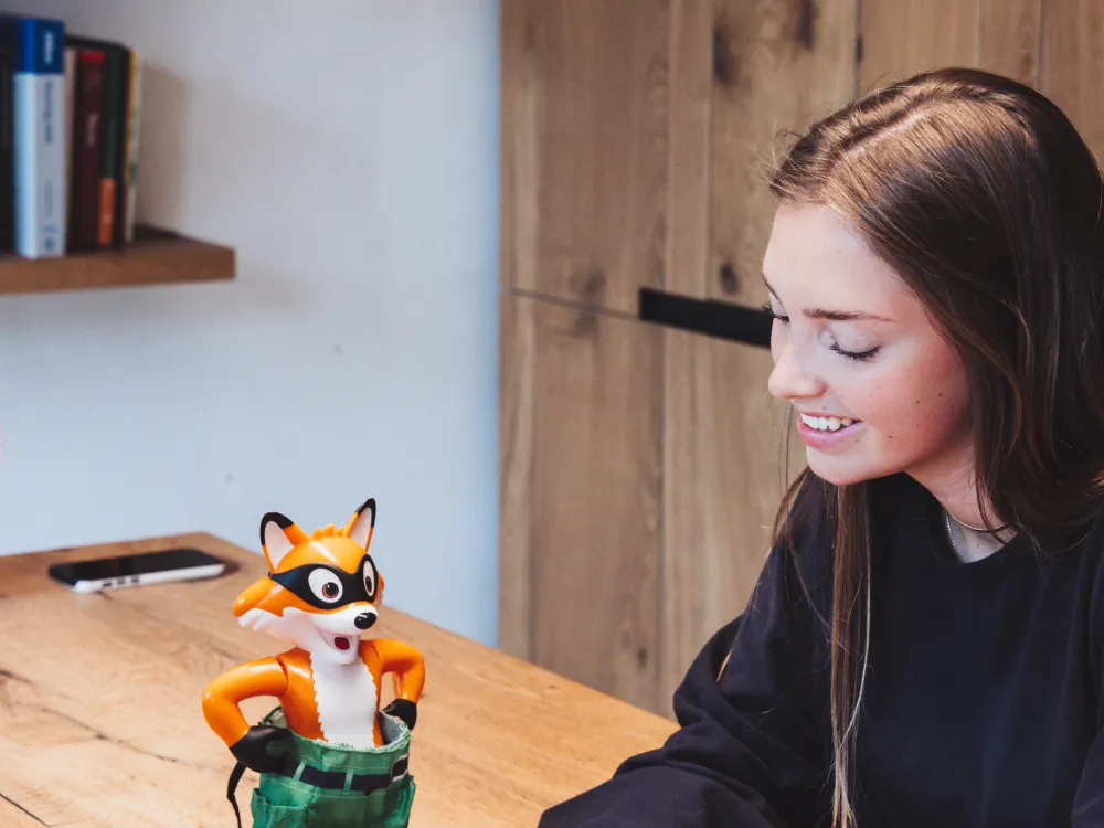 Noor speelt een spel met een kind aan de praktijktafel